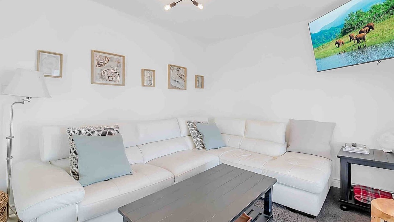 Photo of Livingroom in Lakeshore
