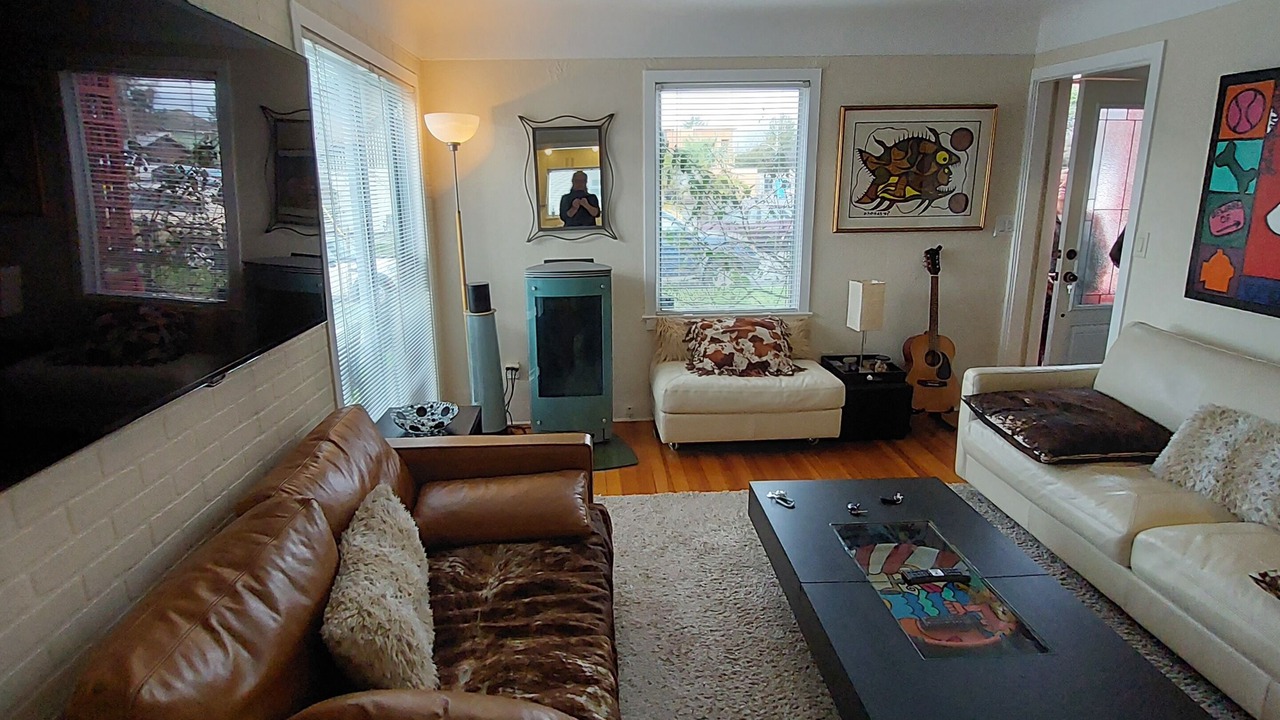 Photo of Livingroom in James Bay