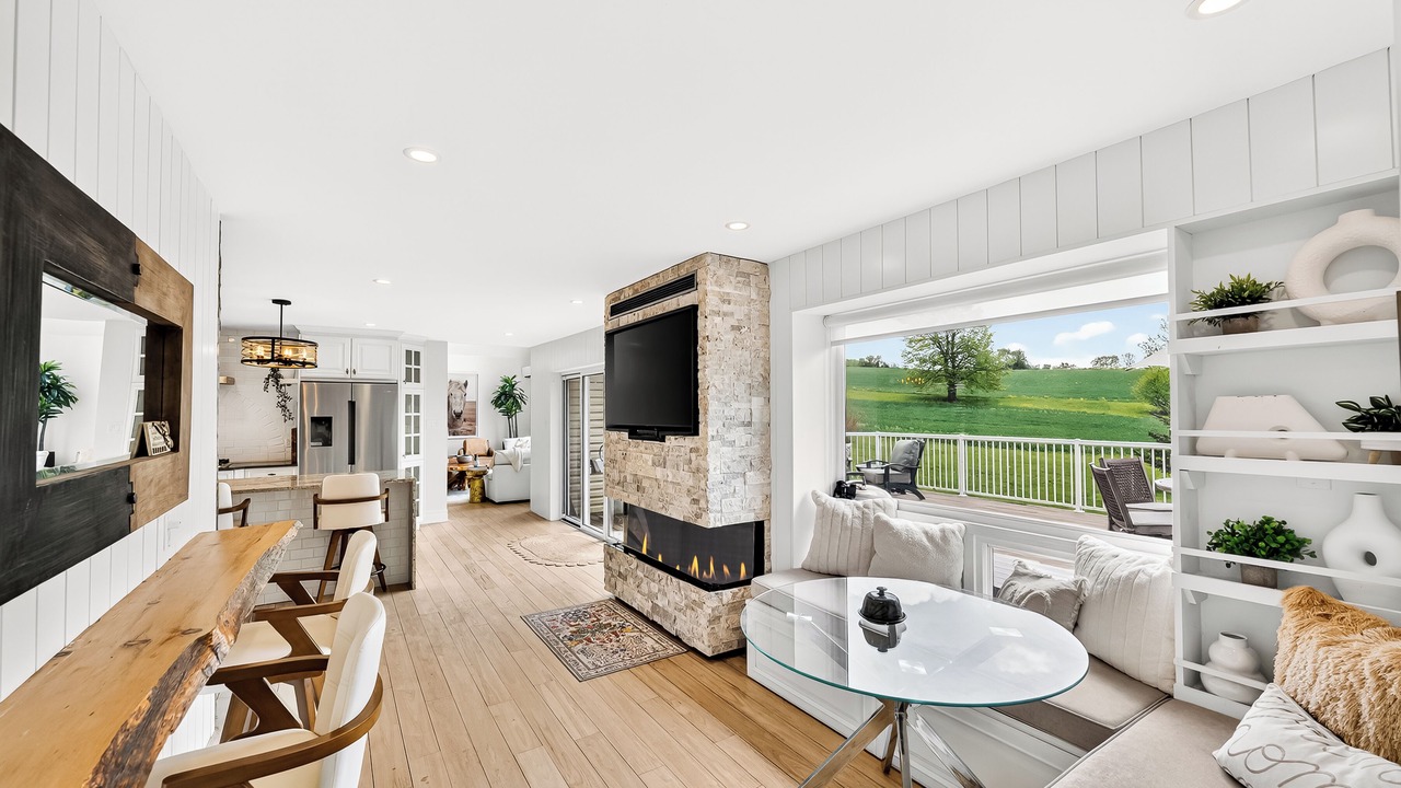 Photo of Livingroom in Quinte West