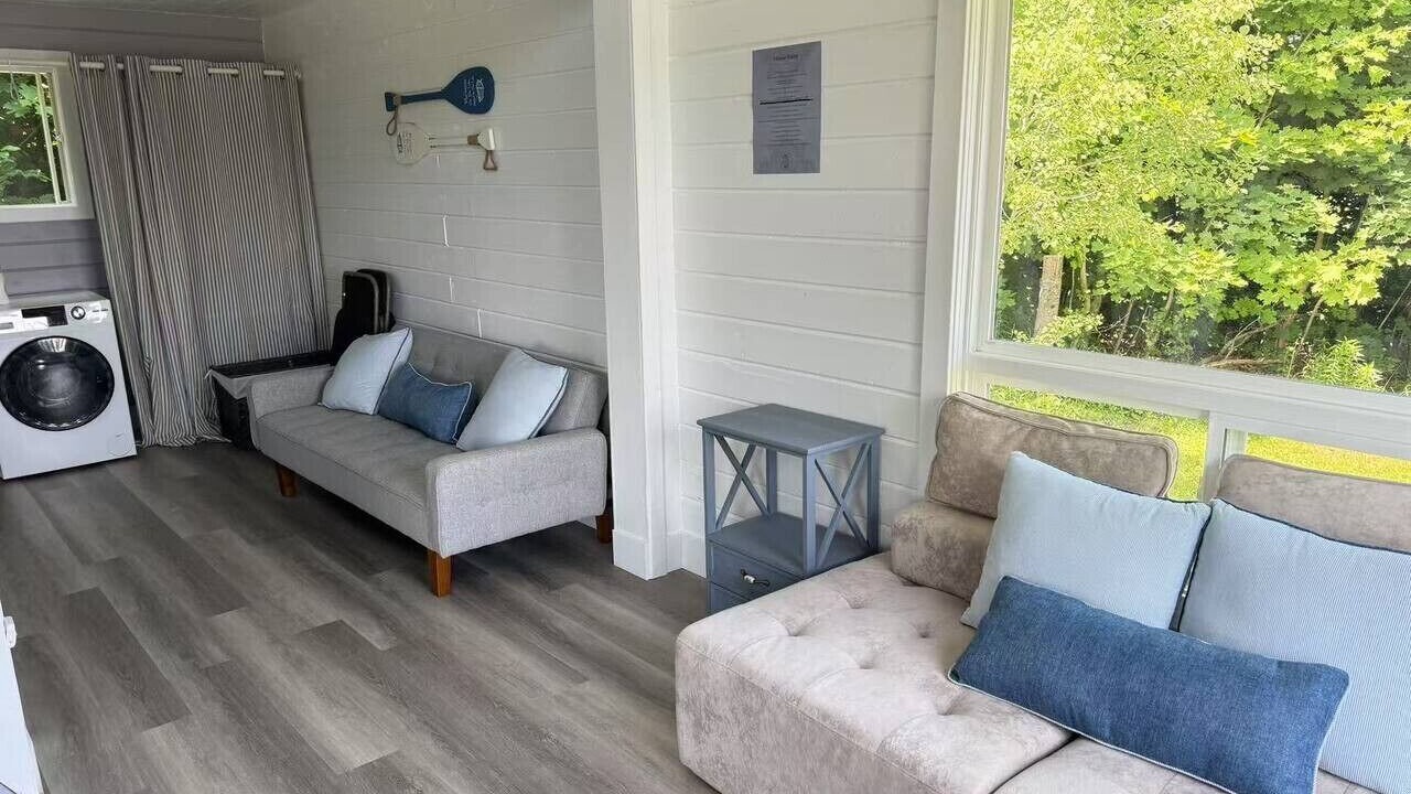 Photo of Livingroom in Commercial Cross