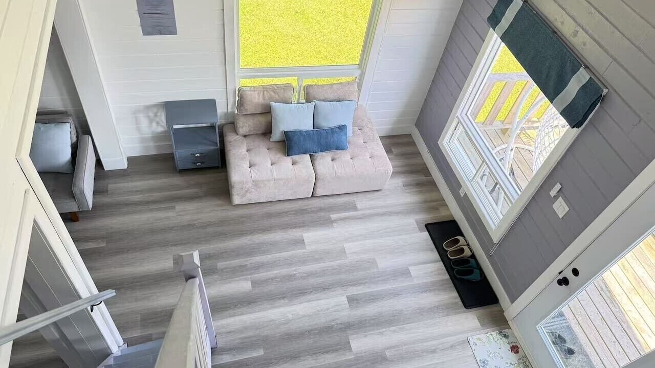 Photo of Livingroom in Commercial Cross