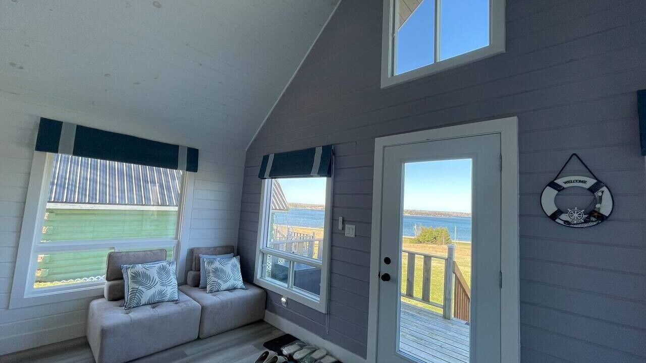 Photo of Livingroom in Commercial Cross