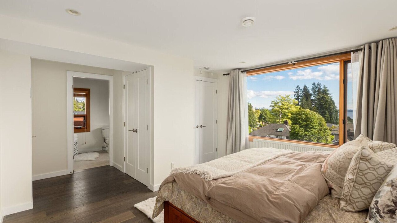 Photo of Bedroom in Dundarave