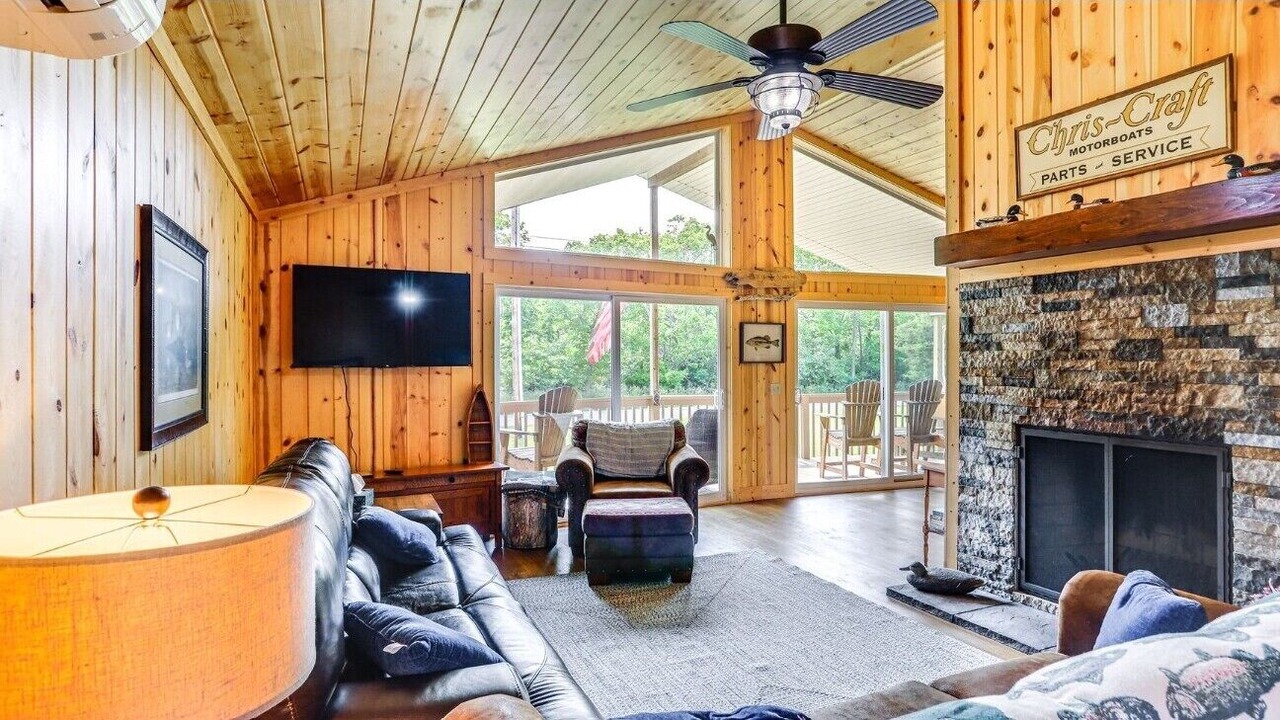 Photo of Livingroom in Kelleys Island
