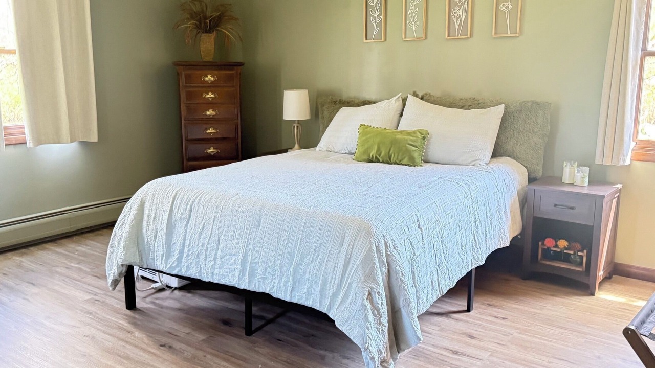 Photo of Bedroom in Lake Erie Beach