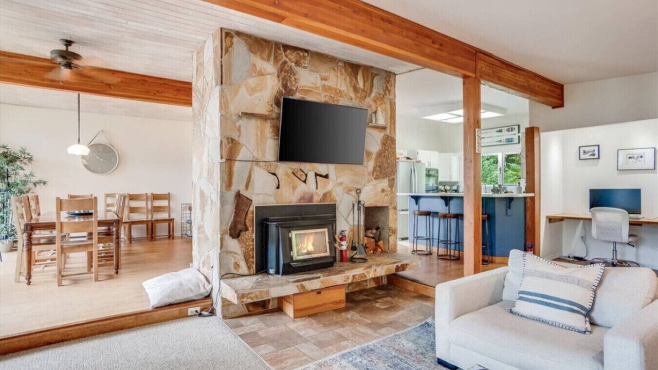 Photo of Livingroom in Ainsworth Hot Springs