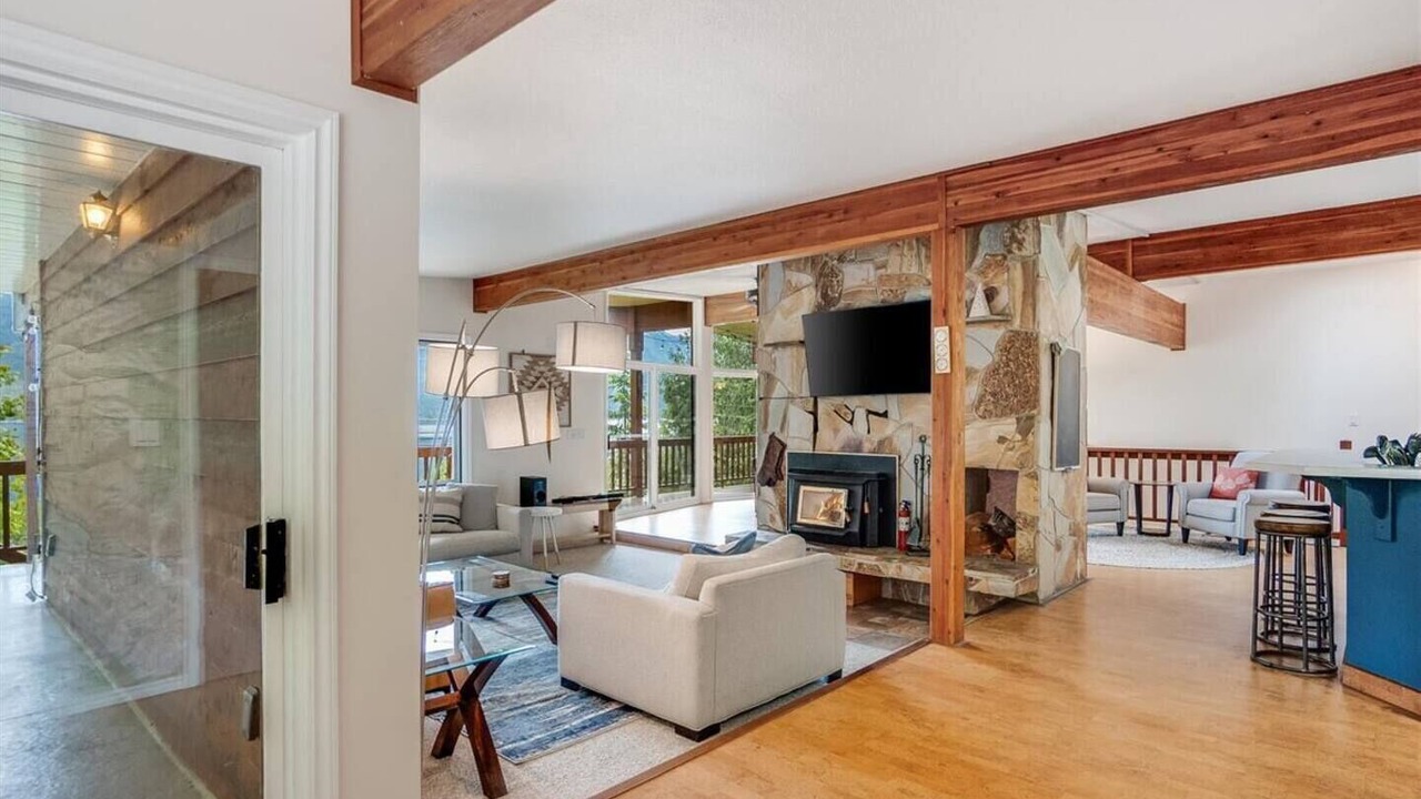 Photo of Livingroom in Ainsworth Hot Springs