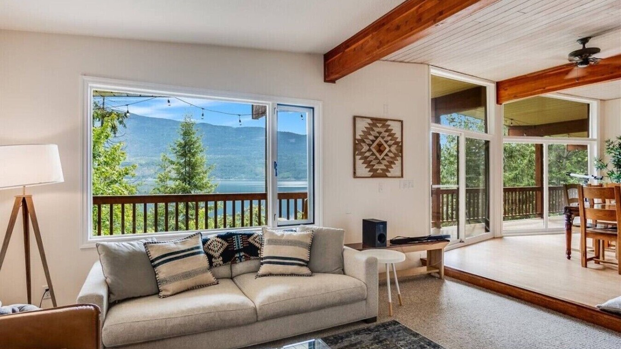 Photo of Livingroom in Ainsworth Hot Springs