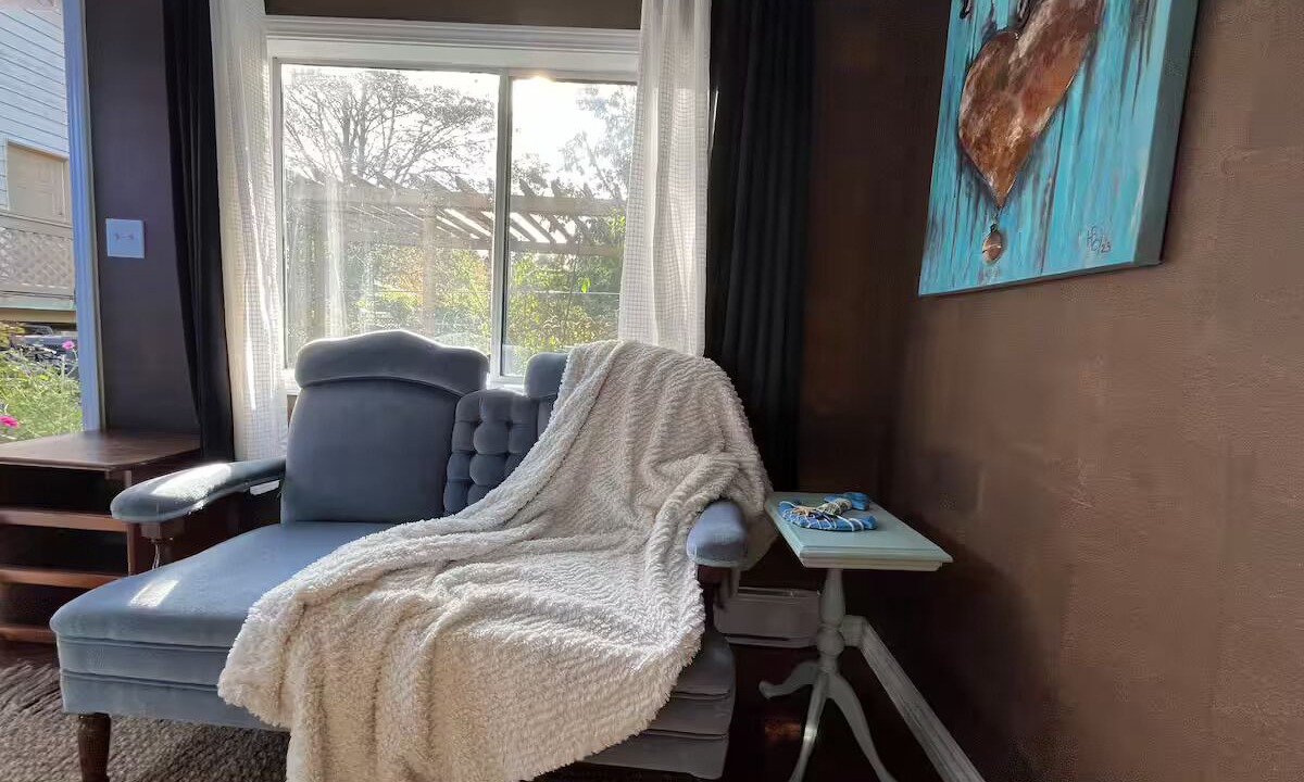 Photo of Livingroom in Saanich East