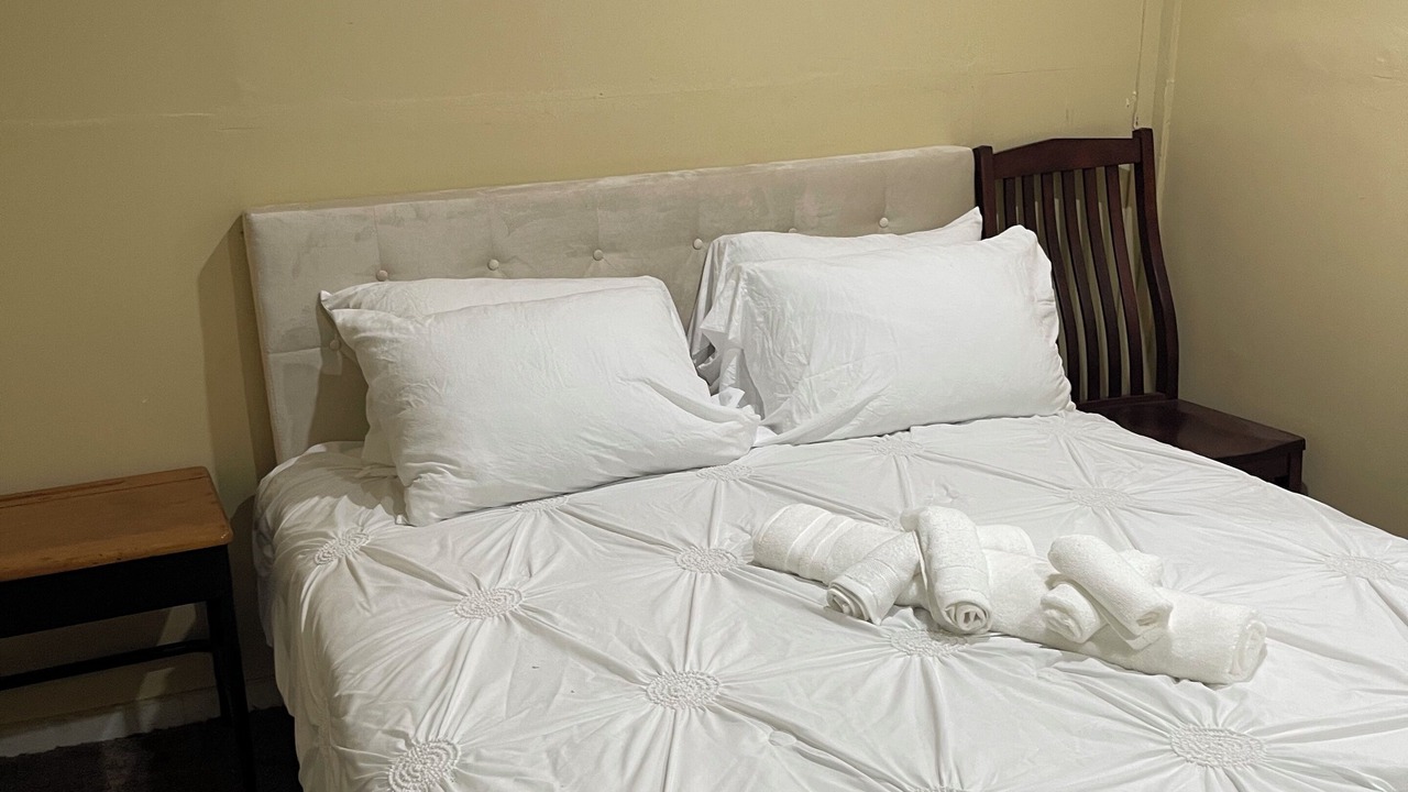 Photo of Bedroom in Front Park