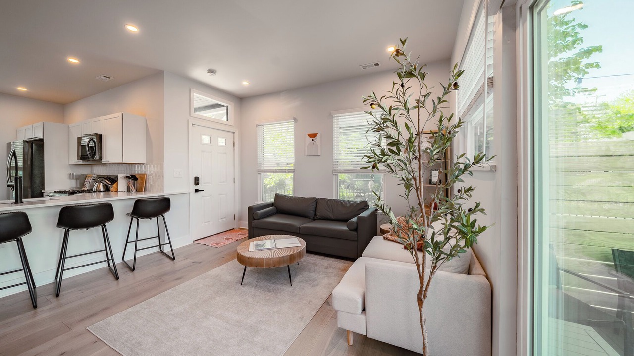 Photo of Livingroom in Detroit - Shoreway