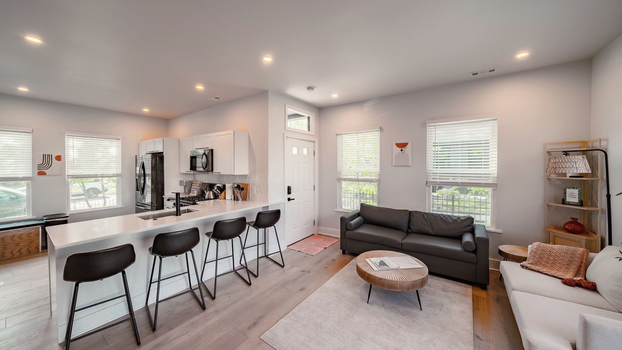 Photo of Livingroom in Detroit - Shoreway