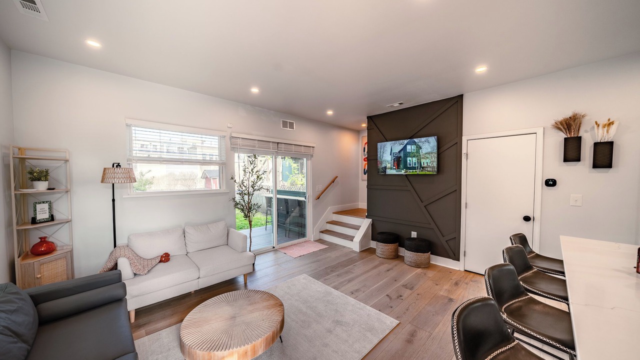 Photo of Livingroom in Detroit - Shoreway