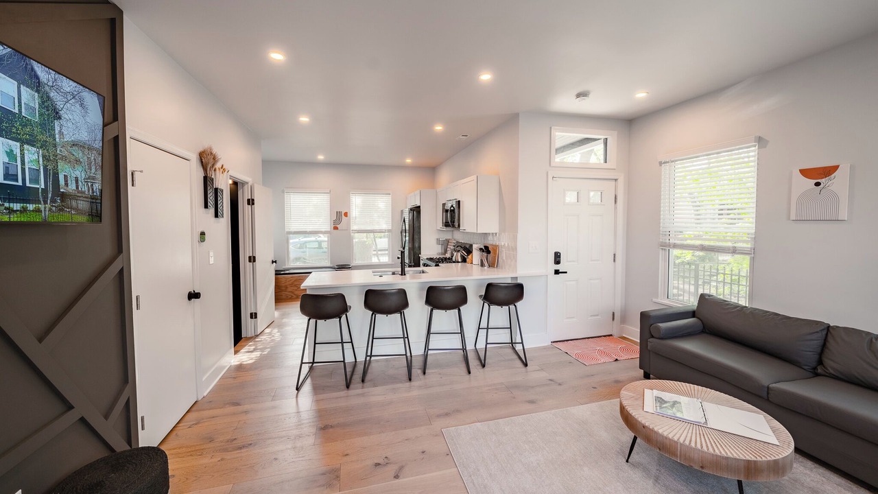 Photo of Livingroom in Detroit - Shoreway