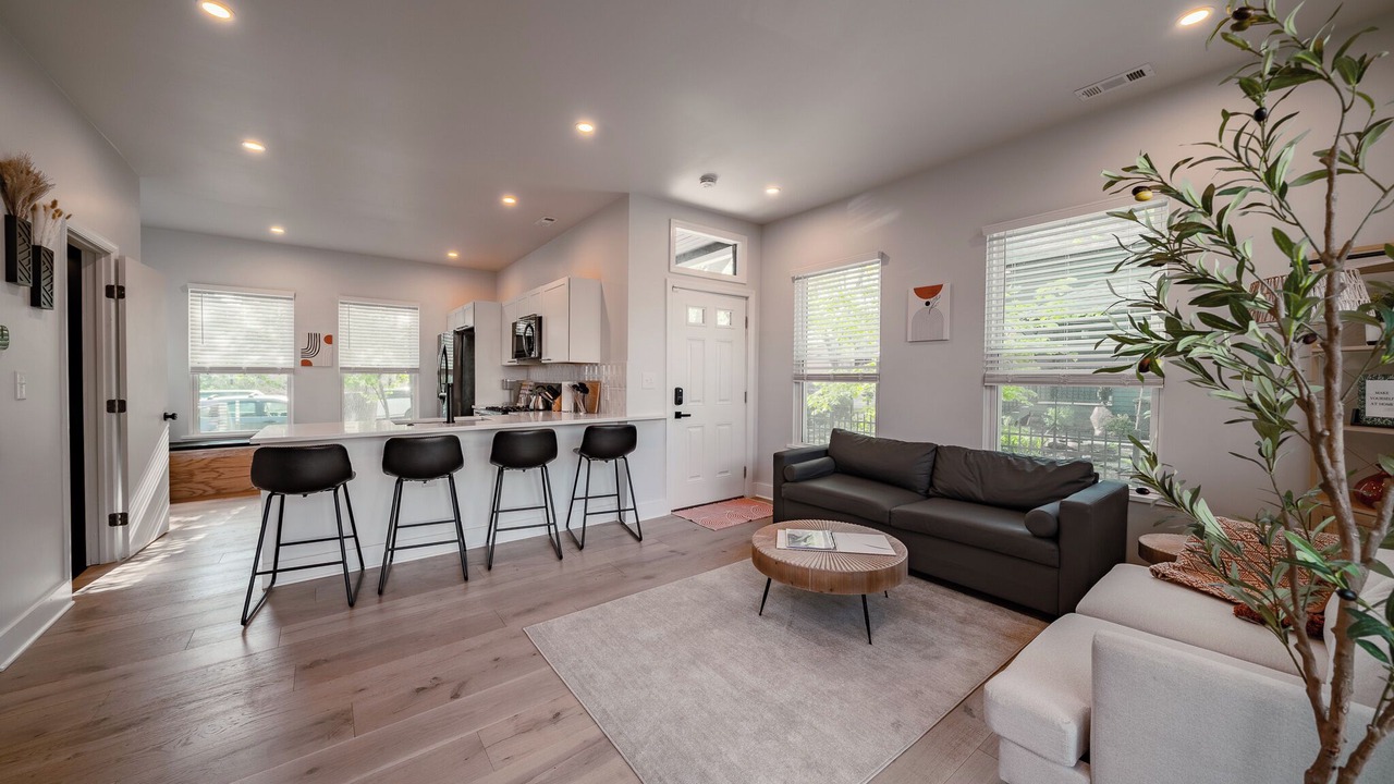 Photo of Livingroom in Detroit - Shoreway