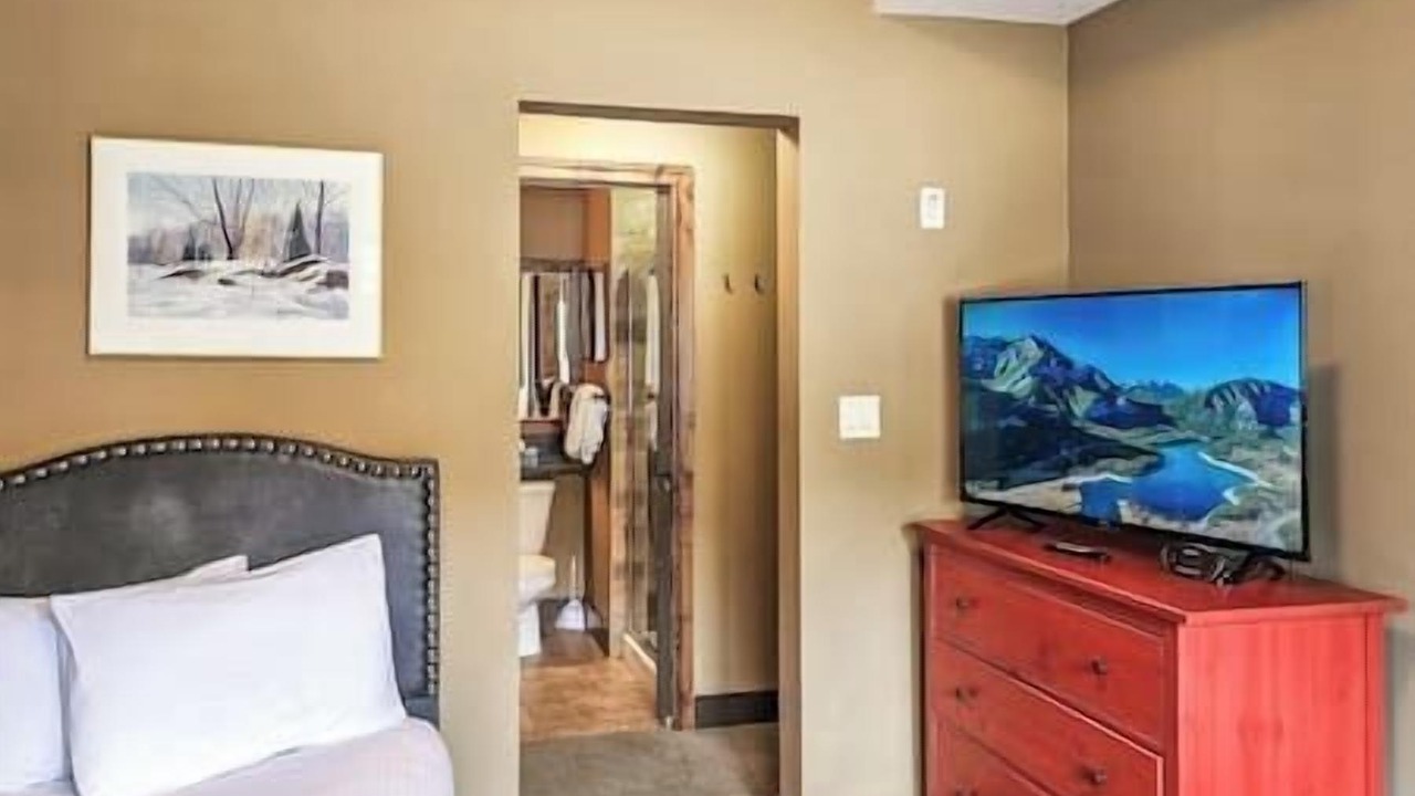Photo of Bedroom in Radium Hot Springs