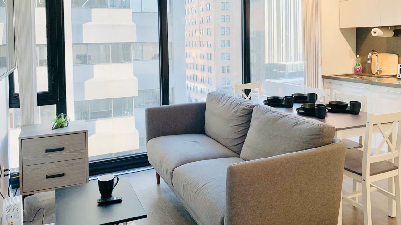 Photo of Livingroom in Bloor-Yorkville