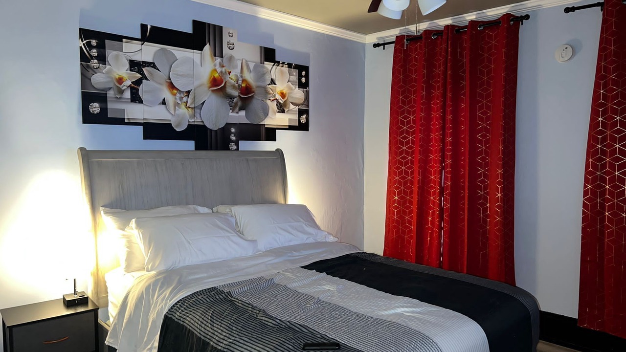 Photo of Bedroom in Front Park