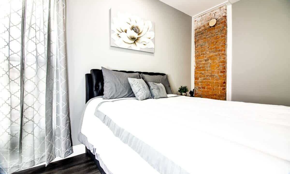 Photo of Bedroom in Downtown Niagara Falls