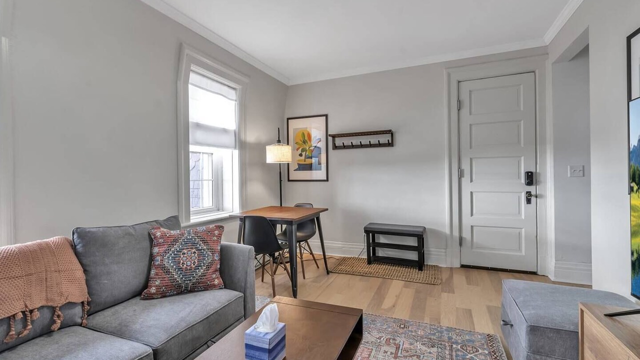 Photo of Livingroom in Front Park