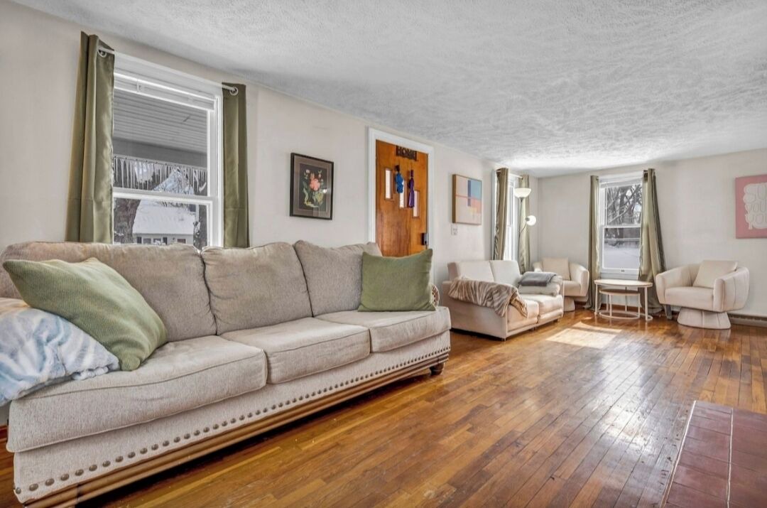 Photo of Livingroom in George Haywood's Lakefront
