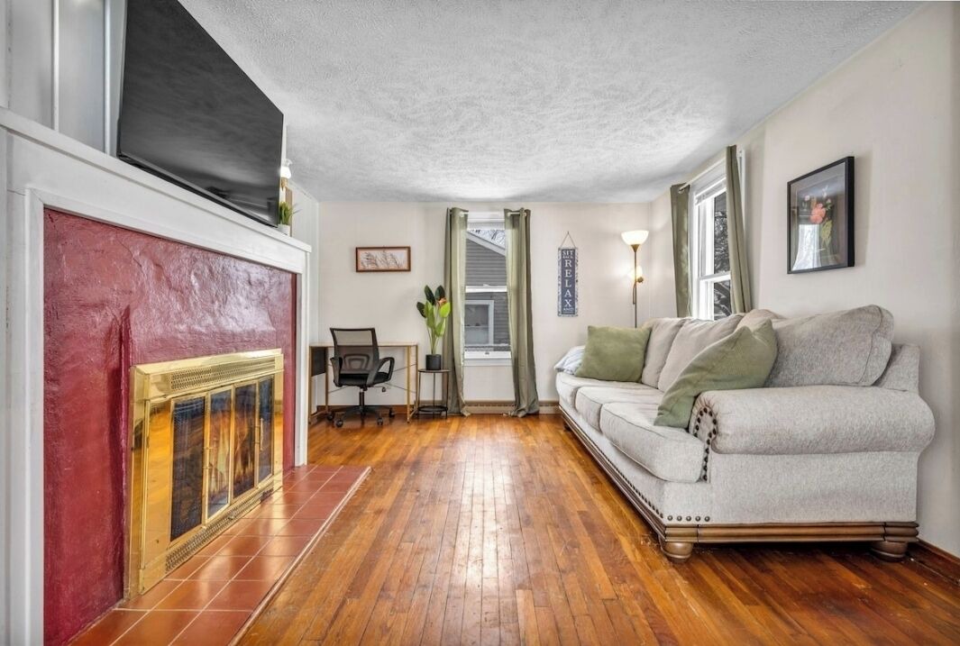 Photo of Livingroom in George Haywood's Lakefront