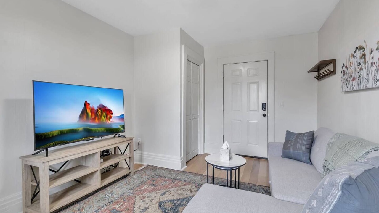 Photo of Bedroom in Front Park