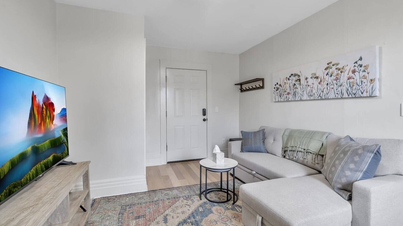 Photo of Livingroom in Front Park