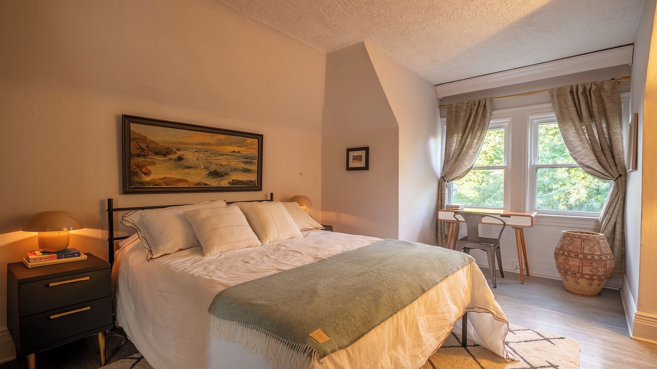 Photo of Bedroom in Front Park