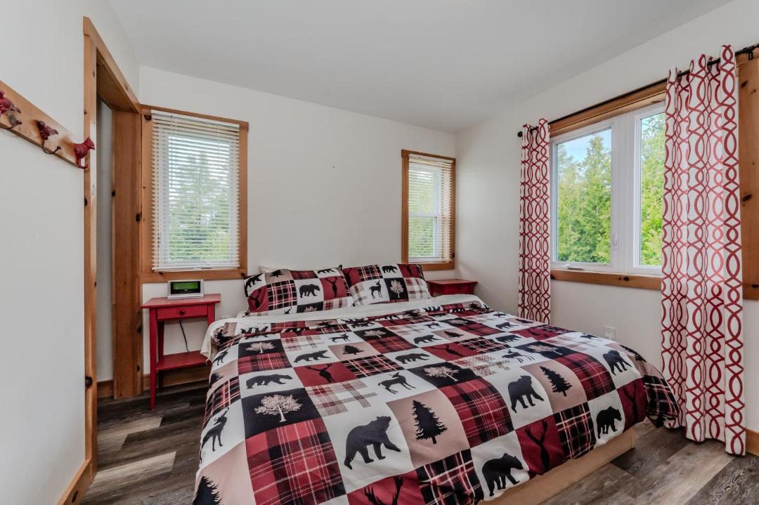 Photo of Bedroom in Colpoys Bay
