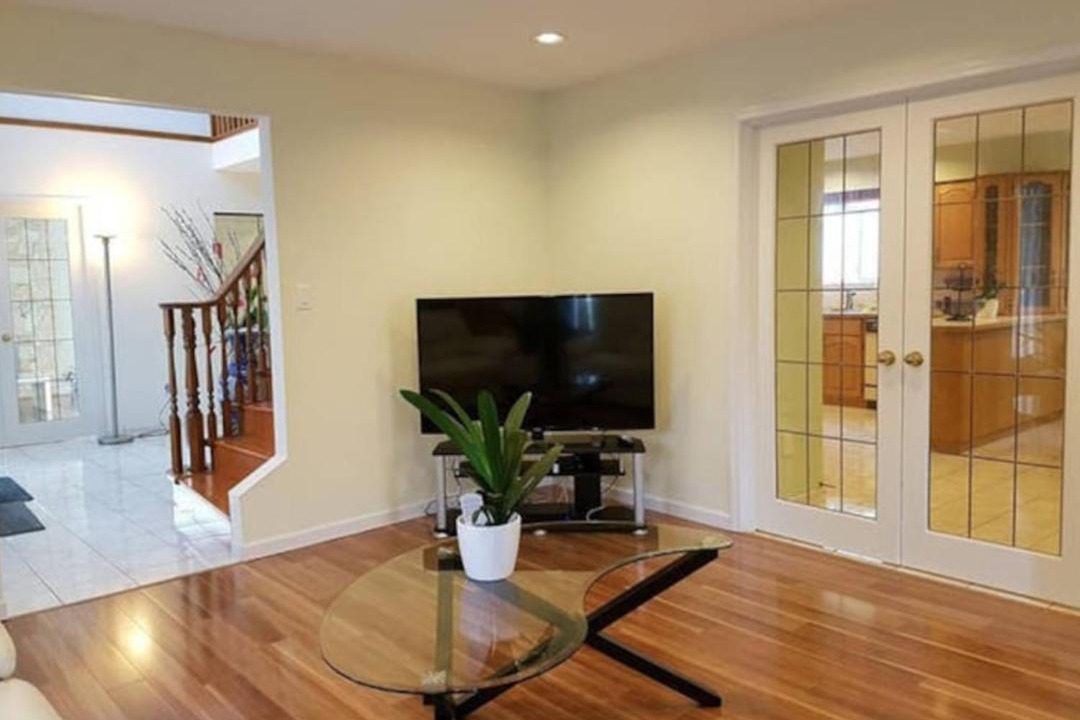 Photo of Livingroom in Renfrew-Collingwood