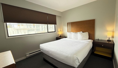 One-Bedroom Queen Suite with Kitchenette