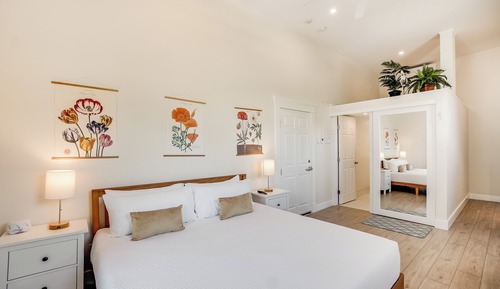 Deluxe Room, 1 King Bed, Balcony, Lake View