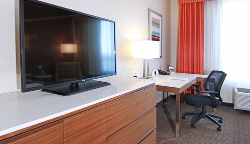 Standard Room, 1 King Bed, Roll-in Shower (Communications, Mobility Accessible)