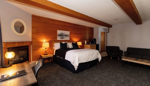 Classic Studio, 1 Queen Bed, Fireplace, Lake View