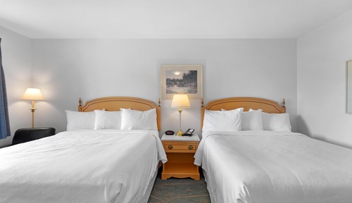 Standard Room, 2 Queen Beds, Balcony, Lake View