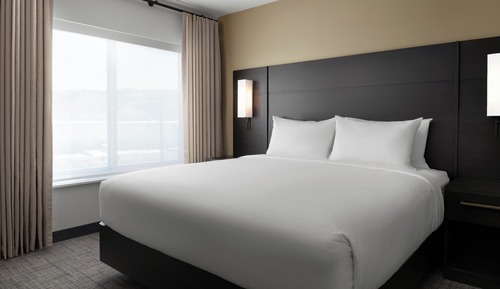 Suite (Mobility/Hearing Accessible, Tub)