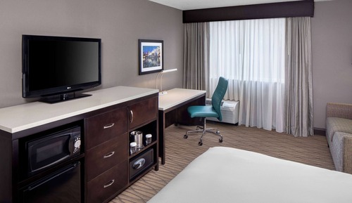 Room, 1 King Bed, Hearing Accessible, Non Smoking (Mobility, Roll-in Shower)