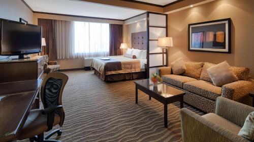 King Suite with Walk-In-Shower - Non-Smoking