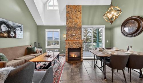 Two-Bedroom Apartment with Mountain View