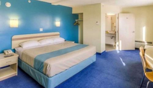 Queen Room with Roll-In Shower - Mobility Accessible/Non-Smoking