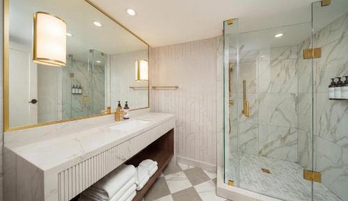 Premium Fallsview | One King Bed