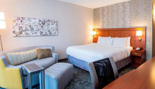King Room with Mountain View - Hearing Accessible