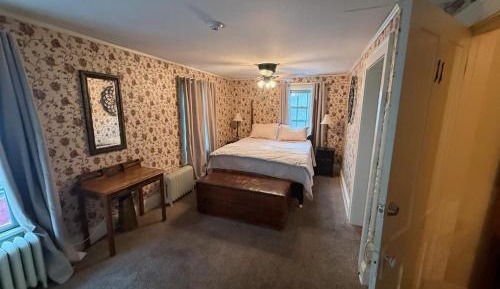 Deluxe Queen Suite