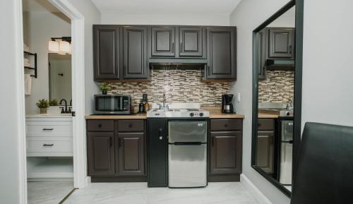 Deluxe Queen Suite