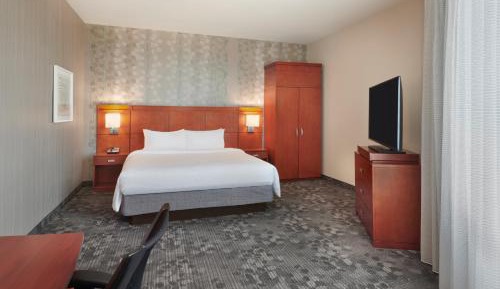 One-Bedroom Corner Business Suite with City View