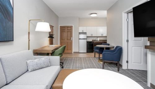 One-Bedroom King Suite with Mobility Accessible Tub