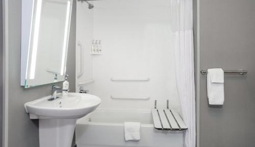 Two-Bedroom Suite - Mobility Accessible Tub