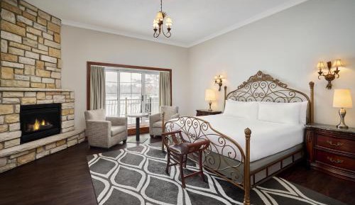 King Room with Jetted Tub and Lake View