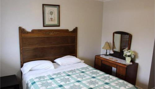 Full Bed with Kitchenette Non-Smoking